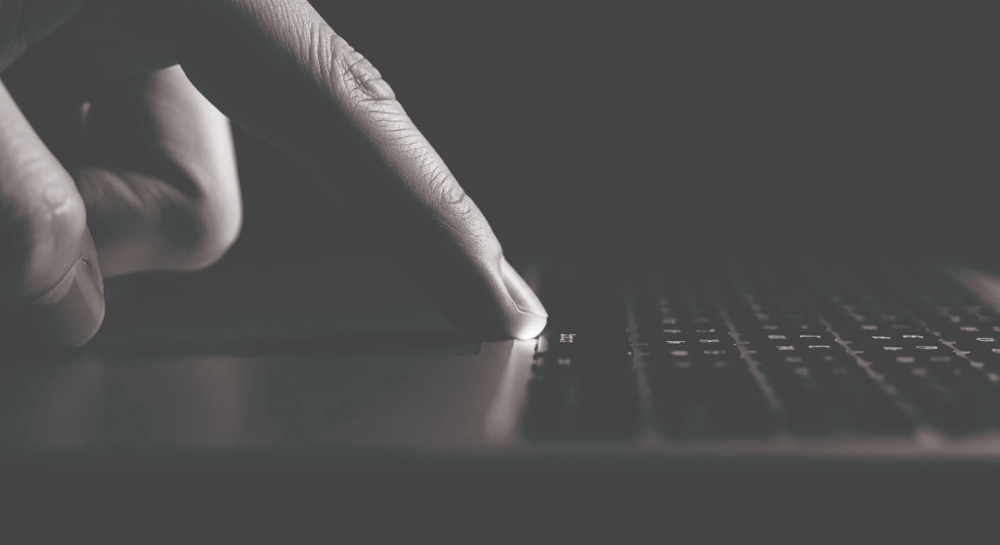 Laptop klavyesine dokunan bir el